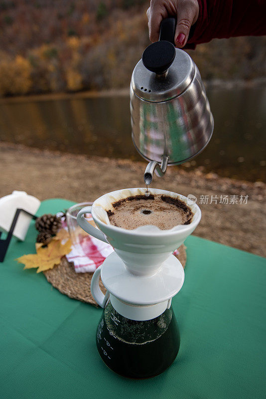 Boraboy湖的浓咖啡机和hario V60的煮咖啡